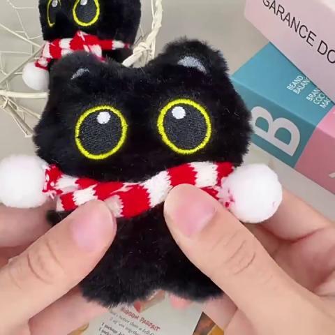 จี้รูปแมวดำน่ารักพวงกุญแจของเล่นยัดนุ่นการ์ตูนแมวน้อยนุ่มตุ๊กตายัดไส้กระเป๋าโน๊ตดนตรีเครื่องประดับในรถยนต์พวงกุญแจตุ๊กตาตกแต่งกระเป๋า