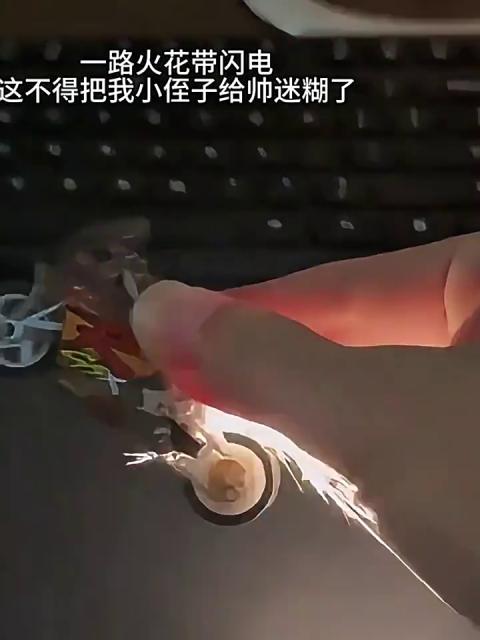 แฟลชเรืองแสงรถจักรยานยนต์หินไฟแรงเฉื่อยลดแรงอัดดันแบบสร้างสรรค์ของเล่นเด็กใหม่สำหรับของเล่นขนาดเล็กดอกไม้ไฟ